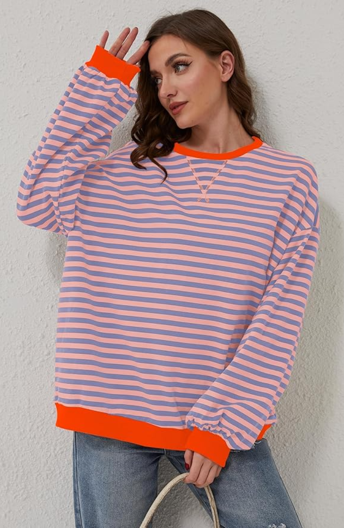 Pull rayé oversize, coloris rose, vu de face