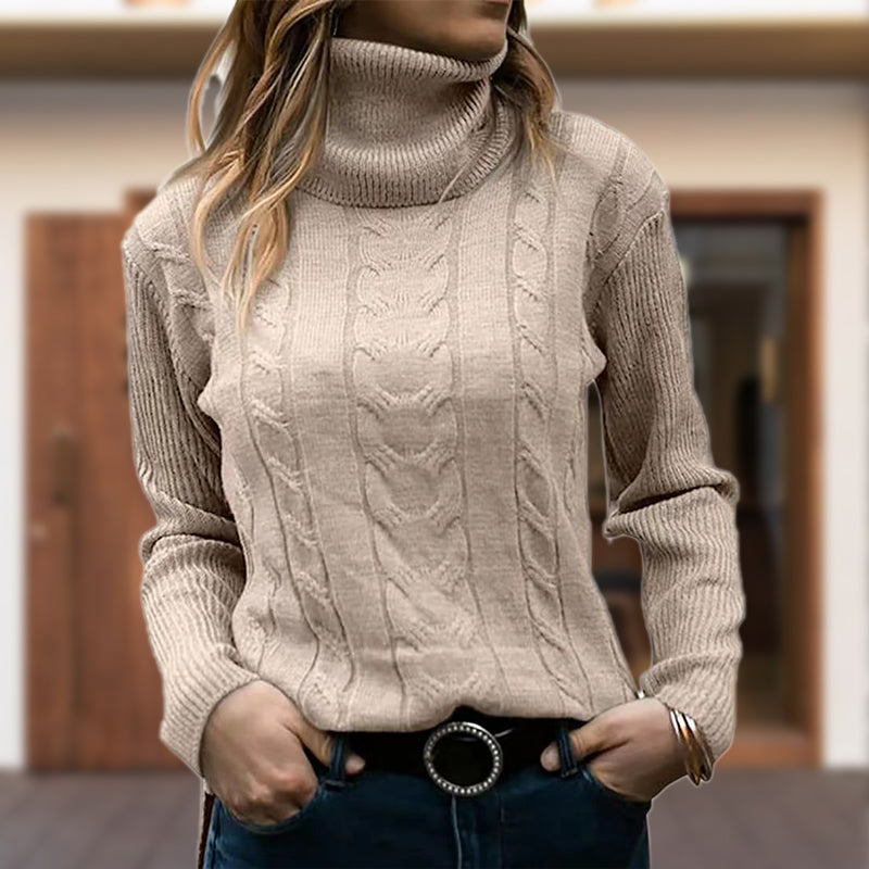 Pull roulé à torsades, coloris beige, porté en tenue