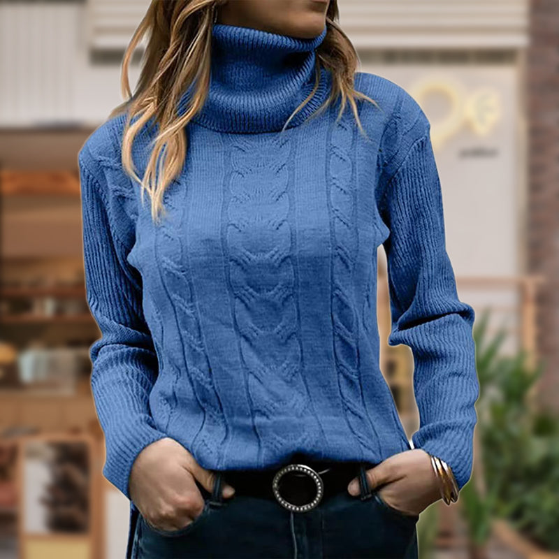 Pull roulé à torsades, coloris bleu, porté en tenue