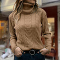 Pull roulé à torsades, coloris camel, porté en tenue