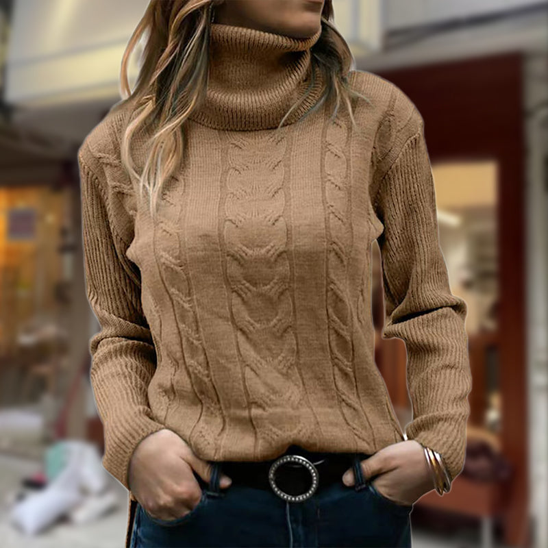 Pull roulé à torsades, coloris camel, porté en tenue