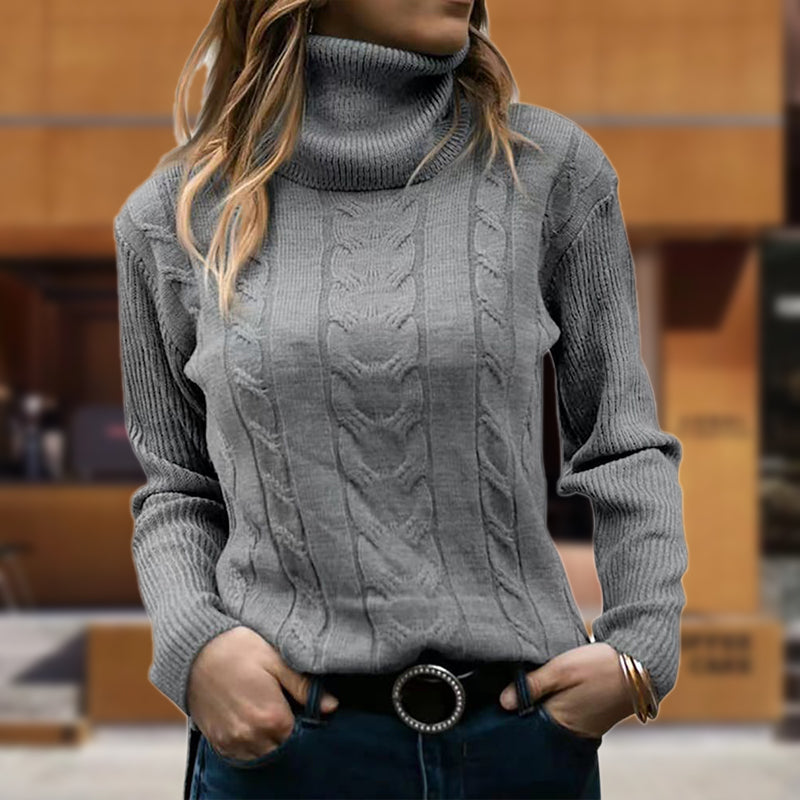 Pull roulé à torsades, coloris gris, porté en tenue