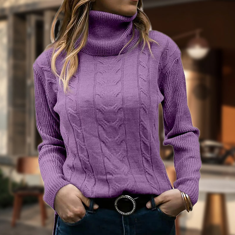 Pull roulé à torsades, coloris violet, porté en tenue