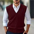 Pull sans manches col V pour homme, bordeaux, porté sur une chemise blanche