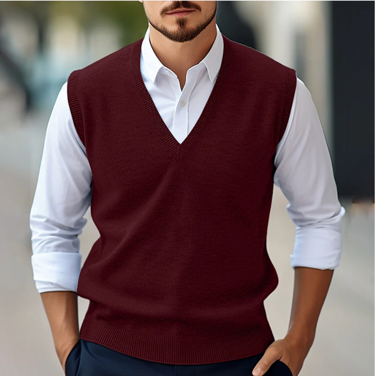 Pull sans manches col V pour homme, bordeaux, porté sur une chemise blanche