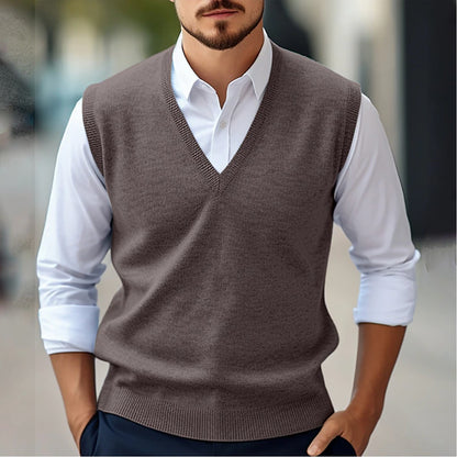 Pull sans manches col V pour homme, brun, porté sur une chemise blanche