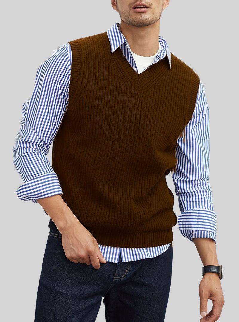 Débardeur en maille brun tabac à col V sur une chemise rayée et un jean foncé