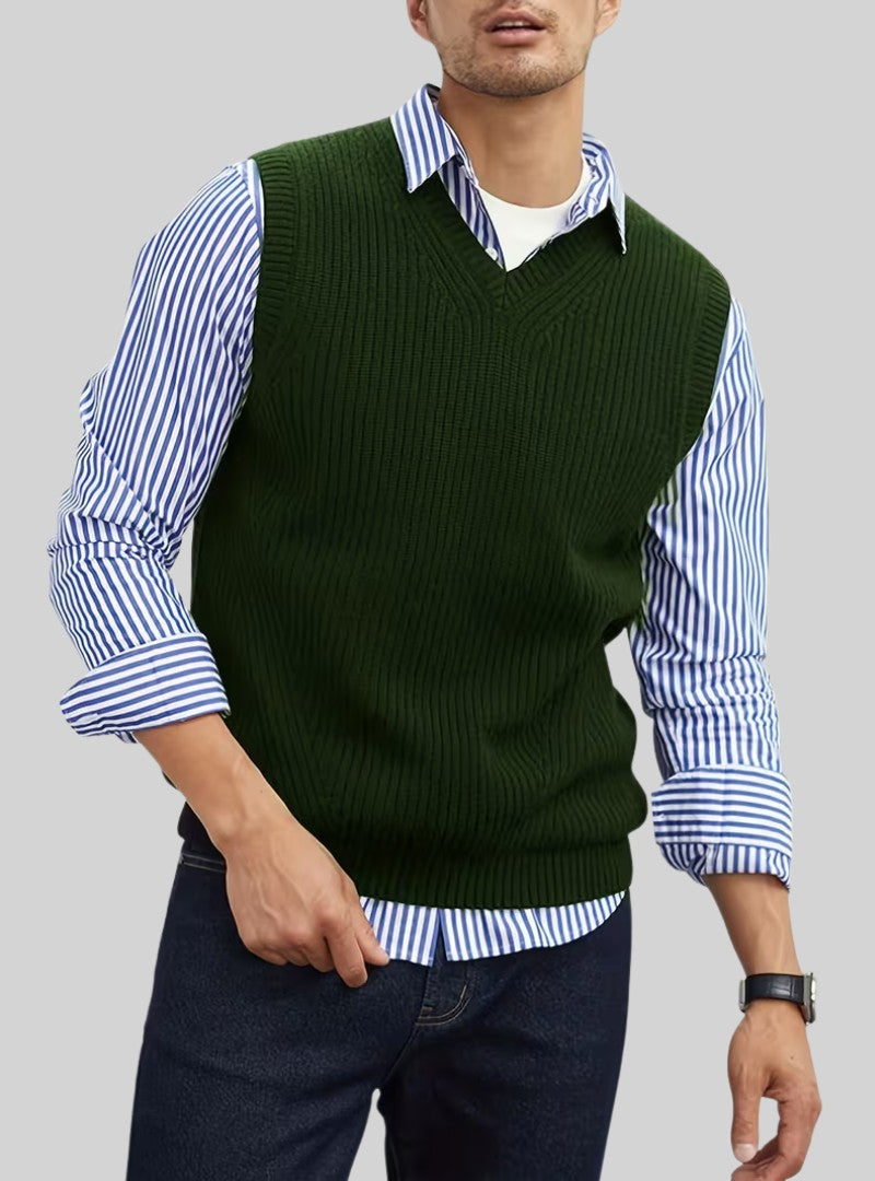 Débardeur en maille vert sapin à col V sur une chemise à fines rayures bleues