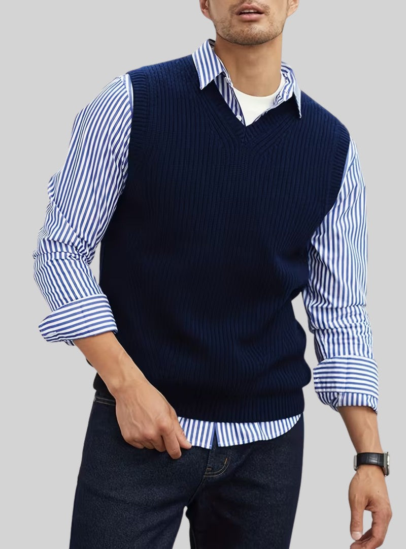 Homme en débardeur en maille bleu marine à col V sur une chemise à rayures bleues