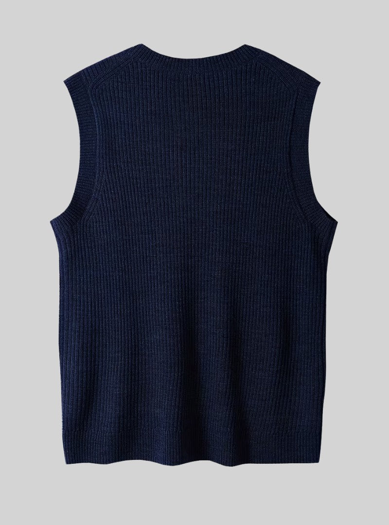Dos du débardeur en maille bleu marine, côtes verticales et emmanchures bordées