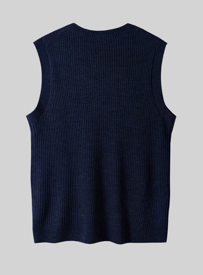 Dos du débardeur en maille bleu marine, côtes verticales et emmanchures bordées