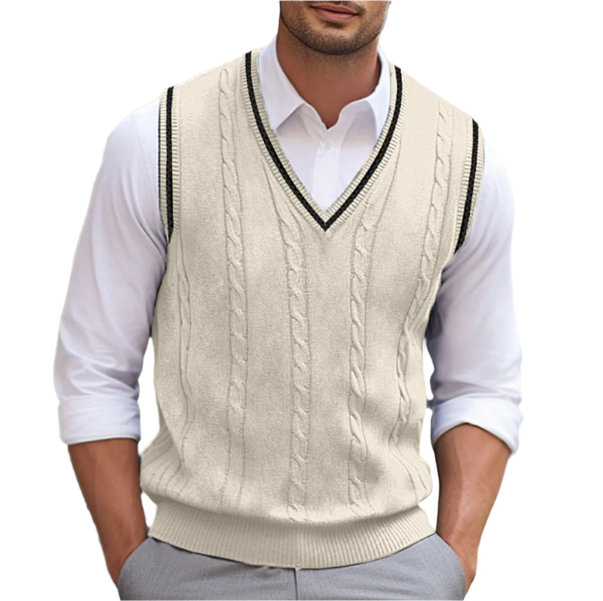 Pull sans manches torsadé beige à liseré, porté sur une chemise blanche