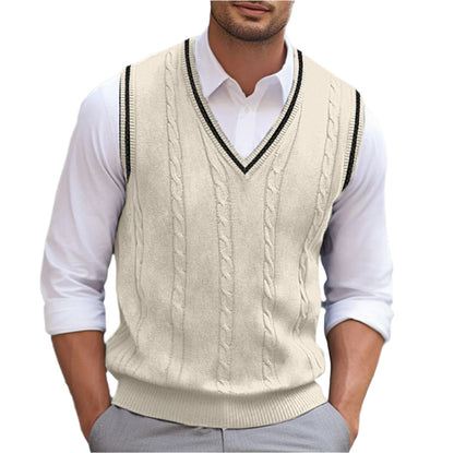 Pull sans manches torsadé beige à liseré, porté sur une chemise blanche