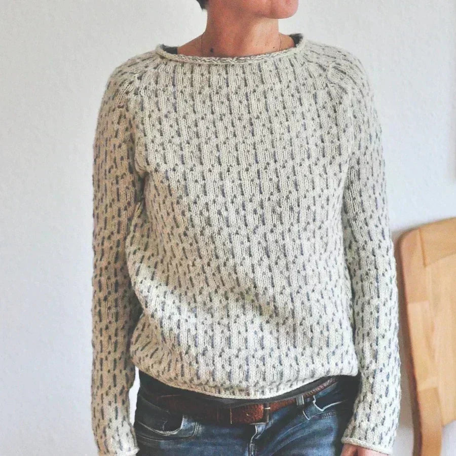 Pull texturé beige à motif moucheté, vue de face avec un jean et une ceinture