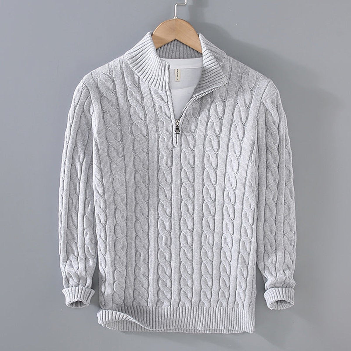 Pull torsadé col zippé pour homme, gris chiné, présenté sur cintre