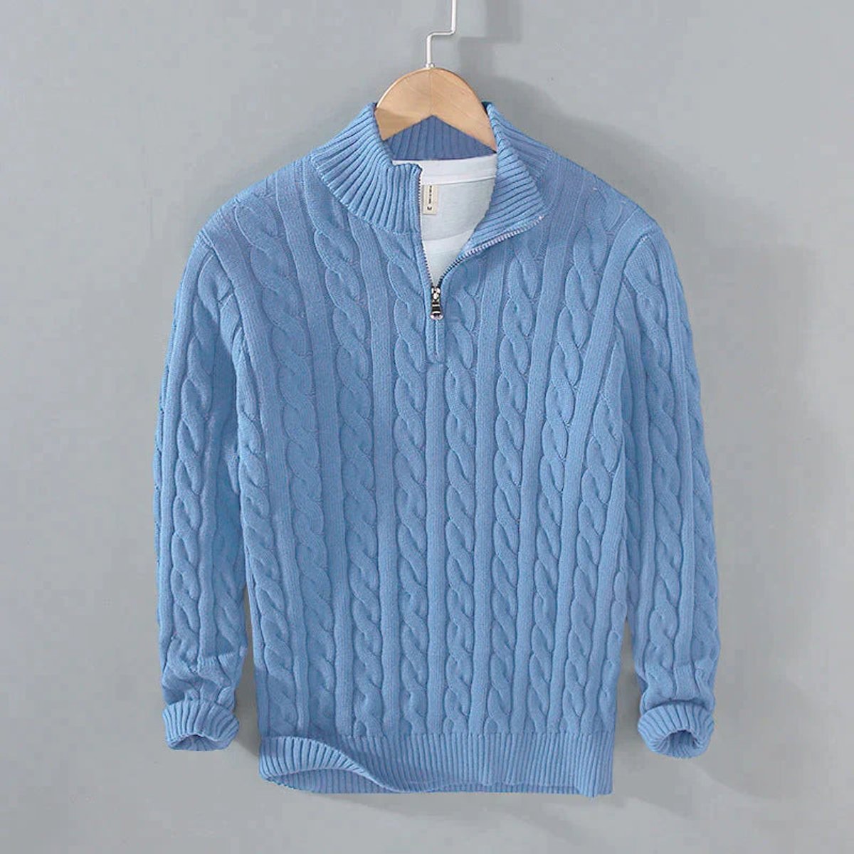 Pull torsadé col zippé pour homme, bleu clair, présenté sur cintre