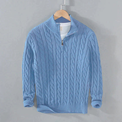 Pull torsadé col zippé pour homme, bleu clair, présenté sur cintre