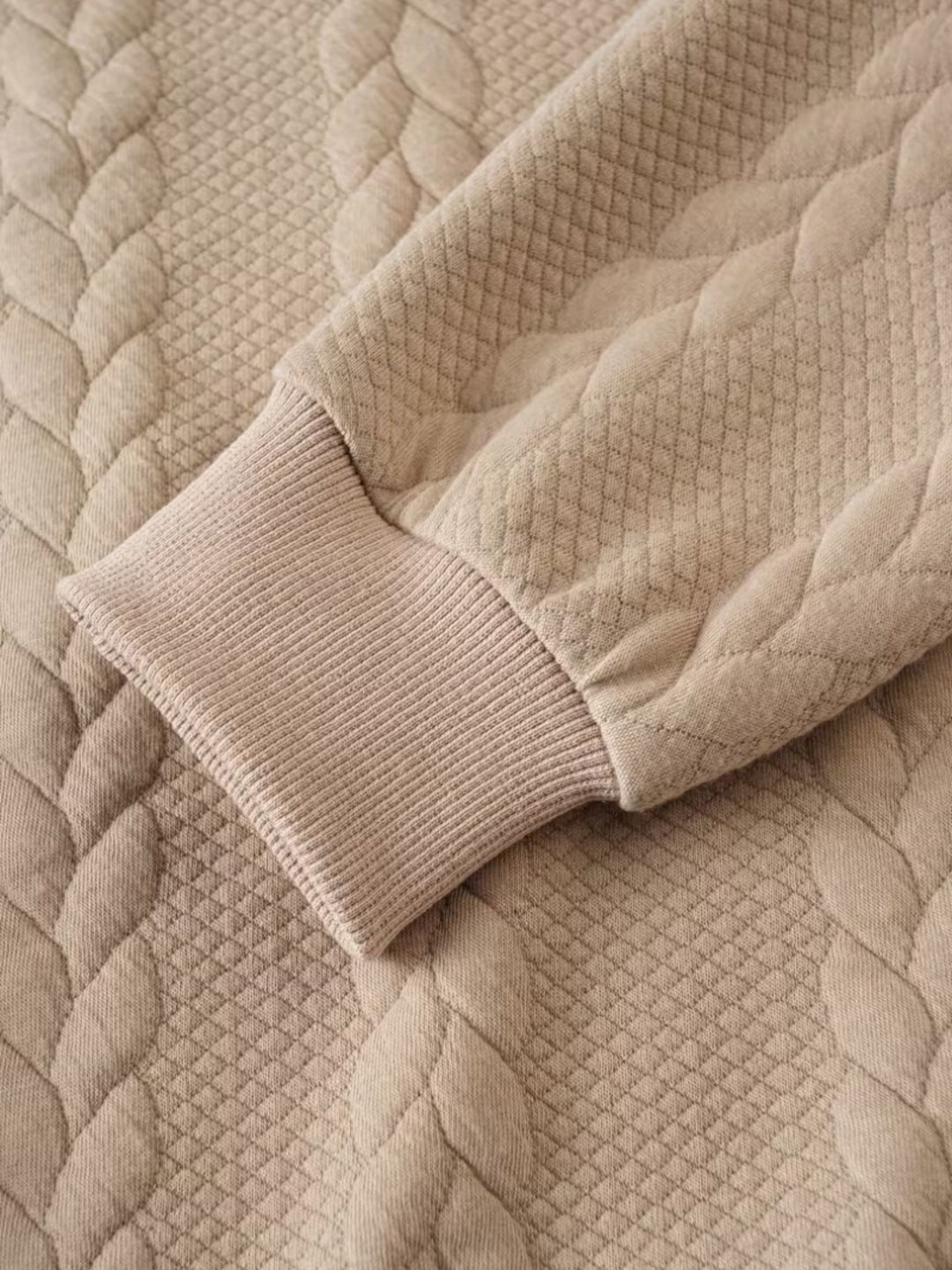 Pull beige en tricot matelassé avec col zippé et poignets côtelés