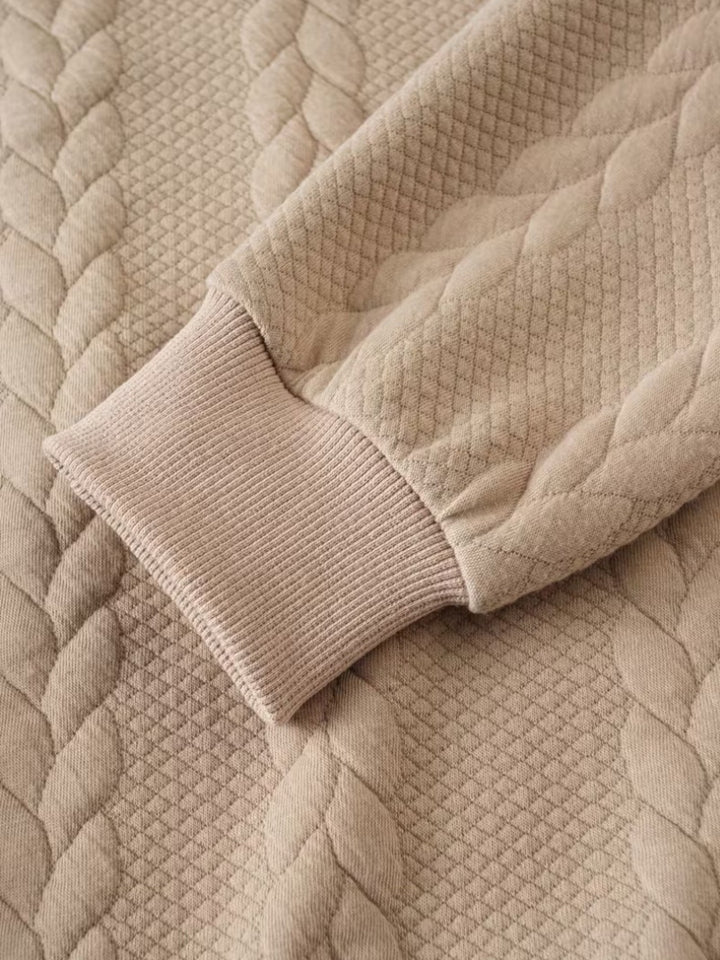 Pull beige en tricot matelassé avec col zippé et poignets côtelés