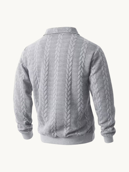 Pull torsadé gris clair à col chemise, vue de dos sur fond neutre
