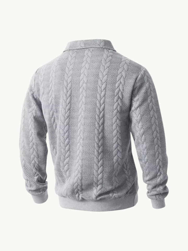 Pull torsadé gris clair à col chemise, vue de dos sur fond neutre