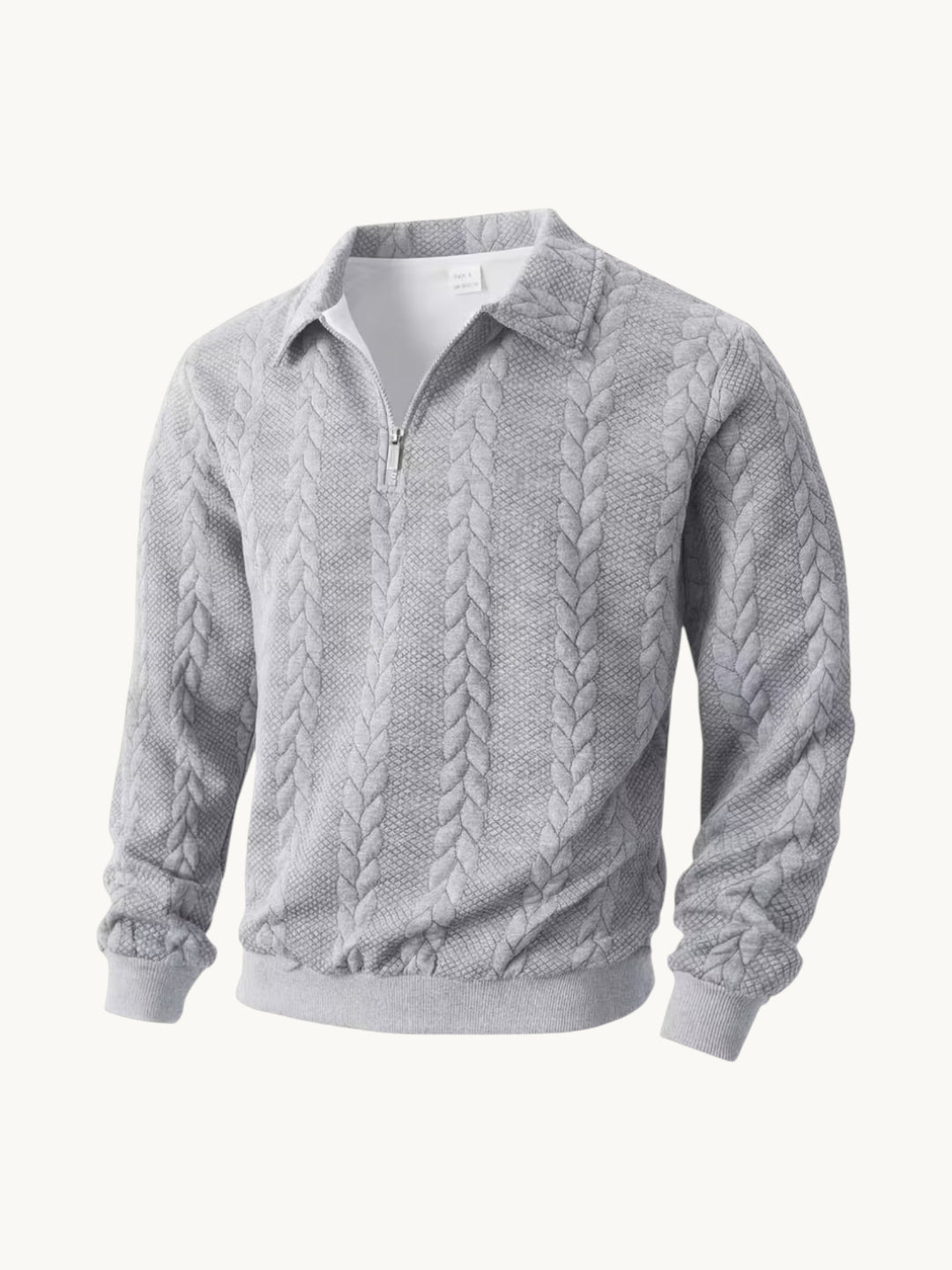 Pull torsadé gris clair à col zippé et col chemise, vue de trois quarts