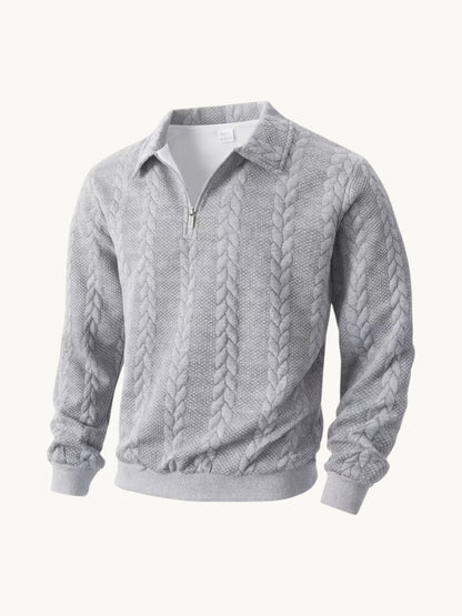 Pull torsadé gris clair à col zippé et col chemise, vue de trois quarts