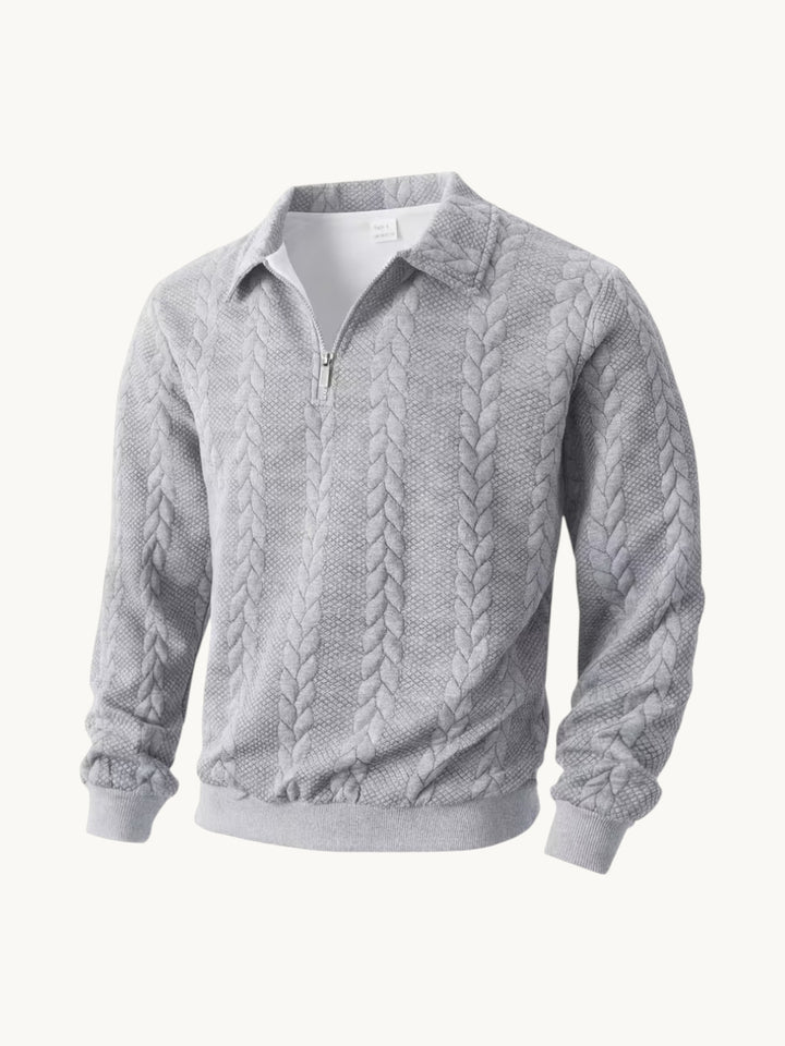 Pull torsadé gris clair à col zippé et col chemise, vue de trois quarts
