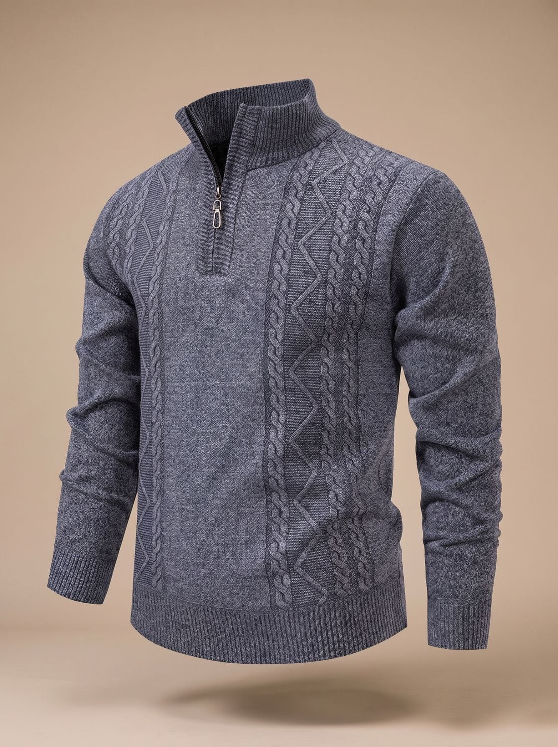 Pull torsadé demi-zip gris clair à col montant, vue de trois quarts