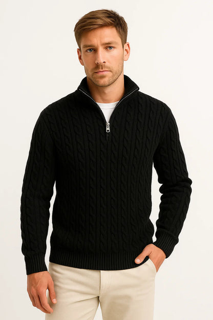 Pull torsadé noir à demi-zip porté sur un t-shirt