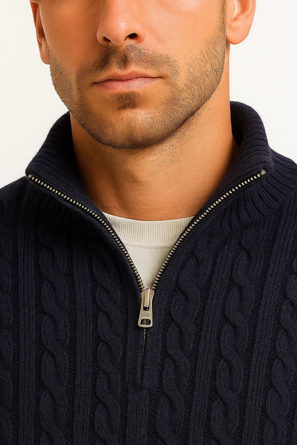 Gros plan sur le col zippé d'un pull torsadé bleu marine