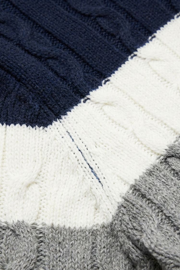 Pull torsadé à blocs de couleur, détail des torsades et de la jonction des blocs de couleur