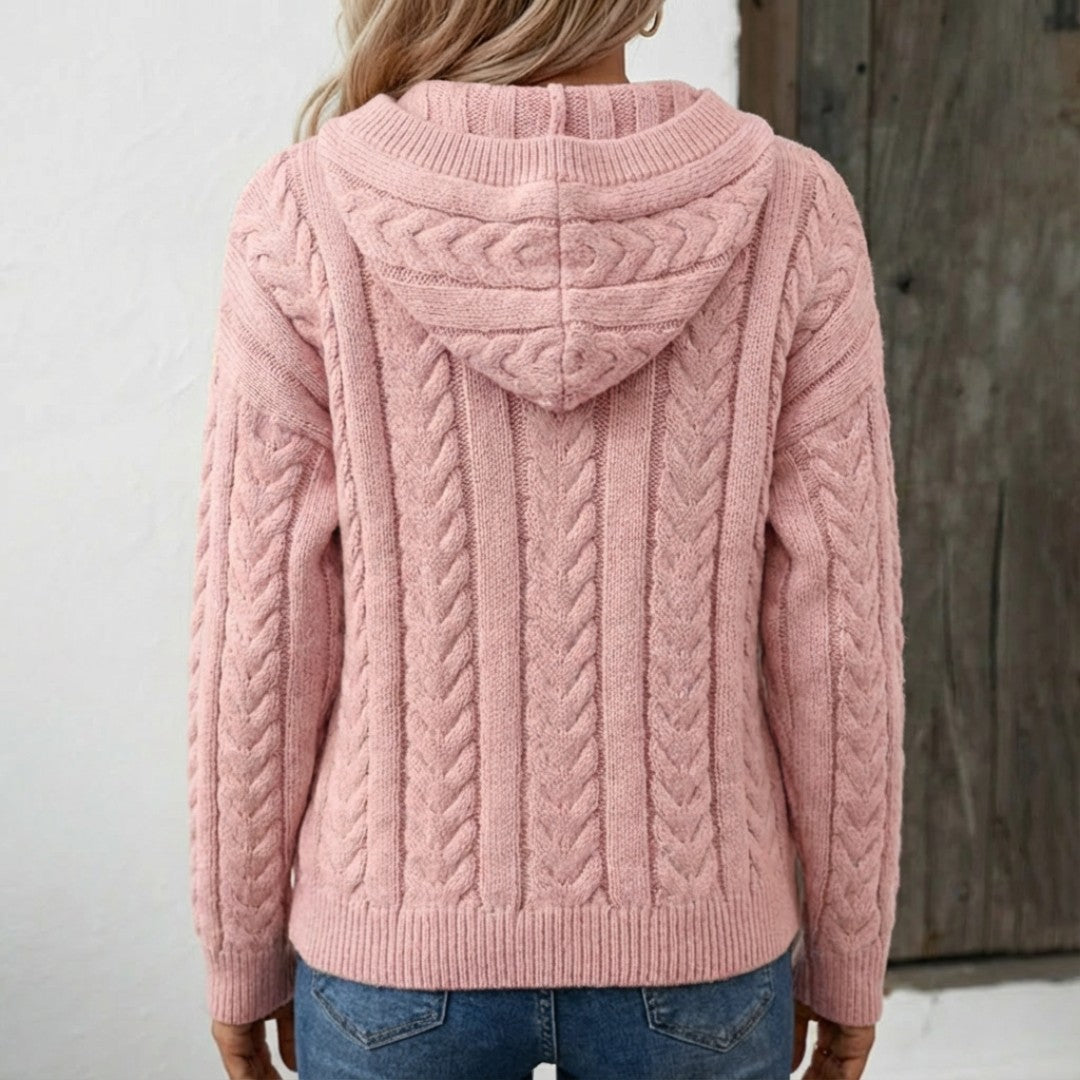 Pull torsadé à capuche, coloris rose poudré, vue de dos