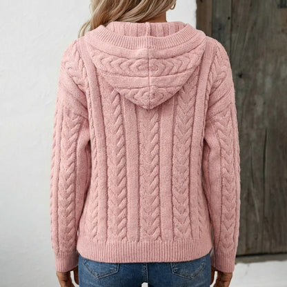 Pull torsadé à capuche, coloris rose poudré, vue de dos