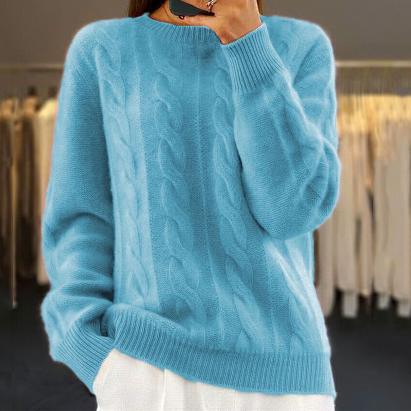 Pull torsadé coupe ample, coloris bleu ciel, porté en tenue