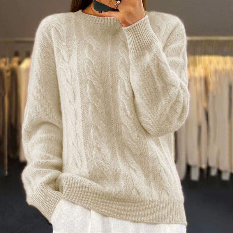 Pull torsadé coupe ample, coloris ivoire, porté en tenue