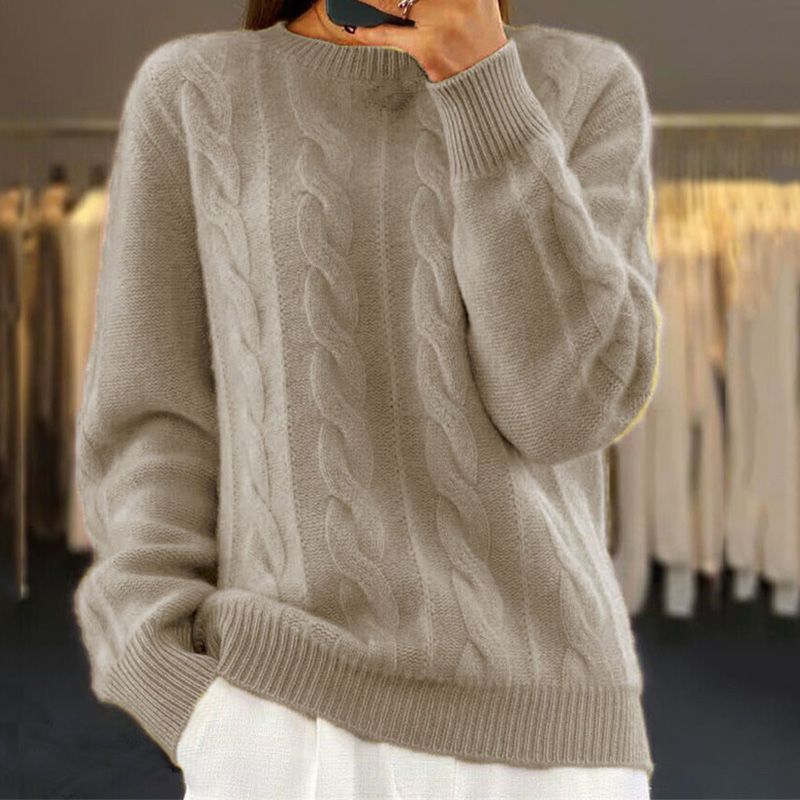 Pull torsadé coupe ample, coloris pierre, porté en tenue