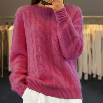 Pull torsadé coupe ample, coloris rose foncé, porté en tenue
