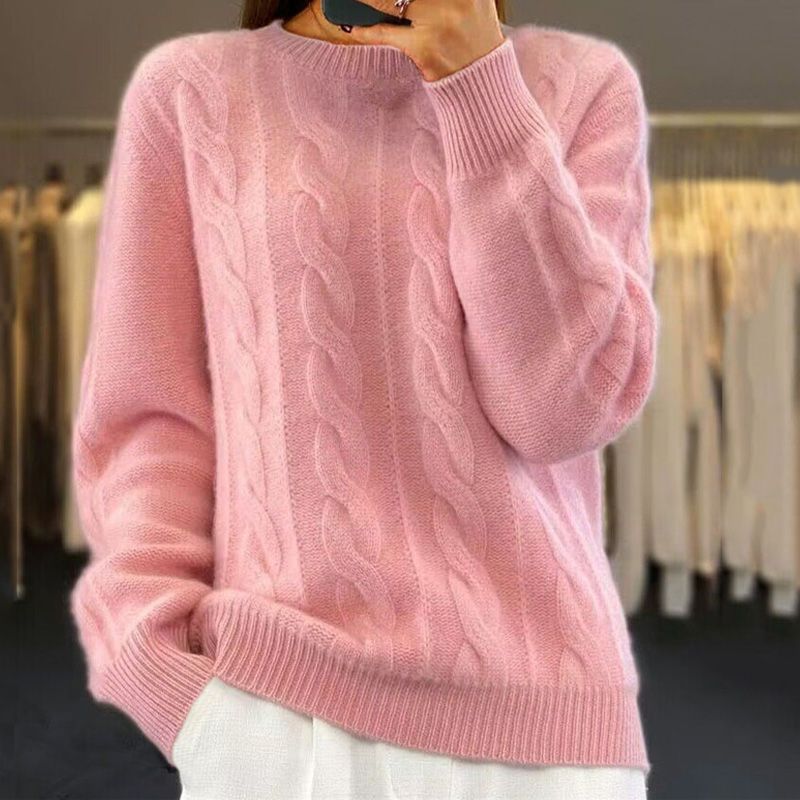 Pull torsadé coupe ample, coloris rose, porté en tenue