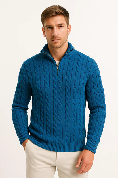 Pull torsadé bleu canard à demi-zip porté de face
