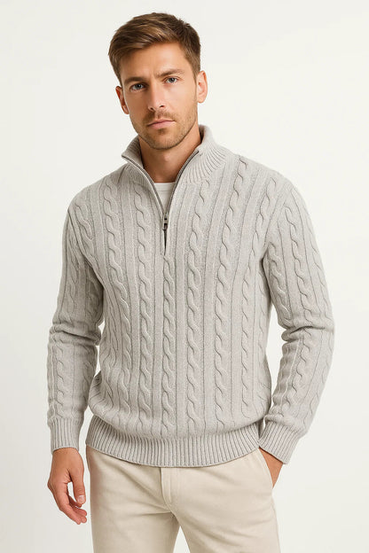 Pull torsadé gris clair à col montant zippé, vue de face