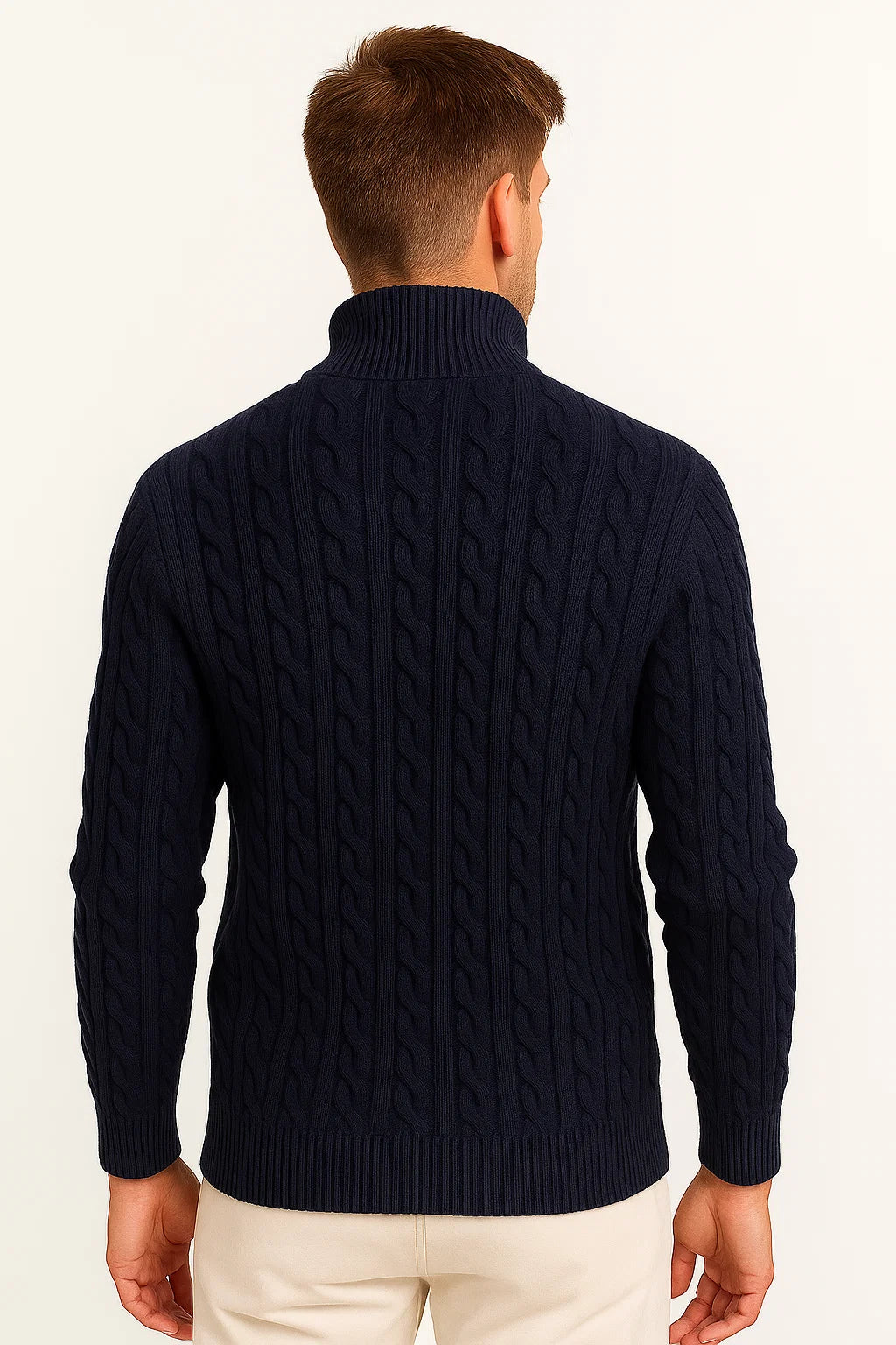 Dos d'un pull torsadé bleu marine à col montant