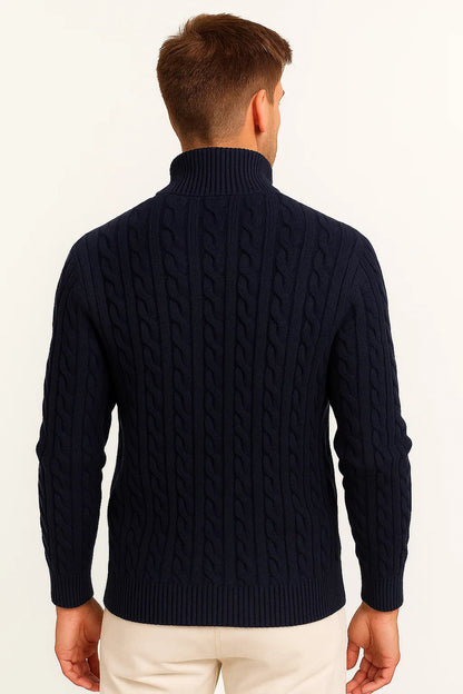 Dos d'un pull torsadé bleu marine à col montant