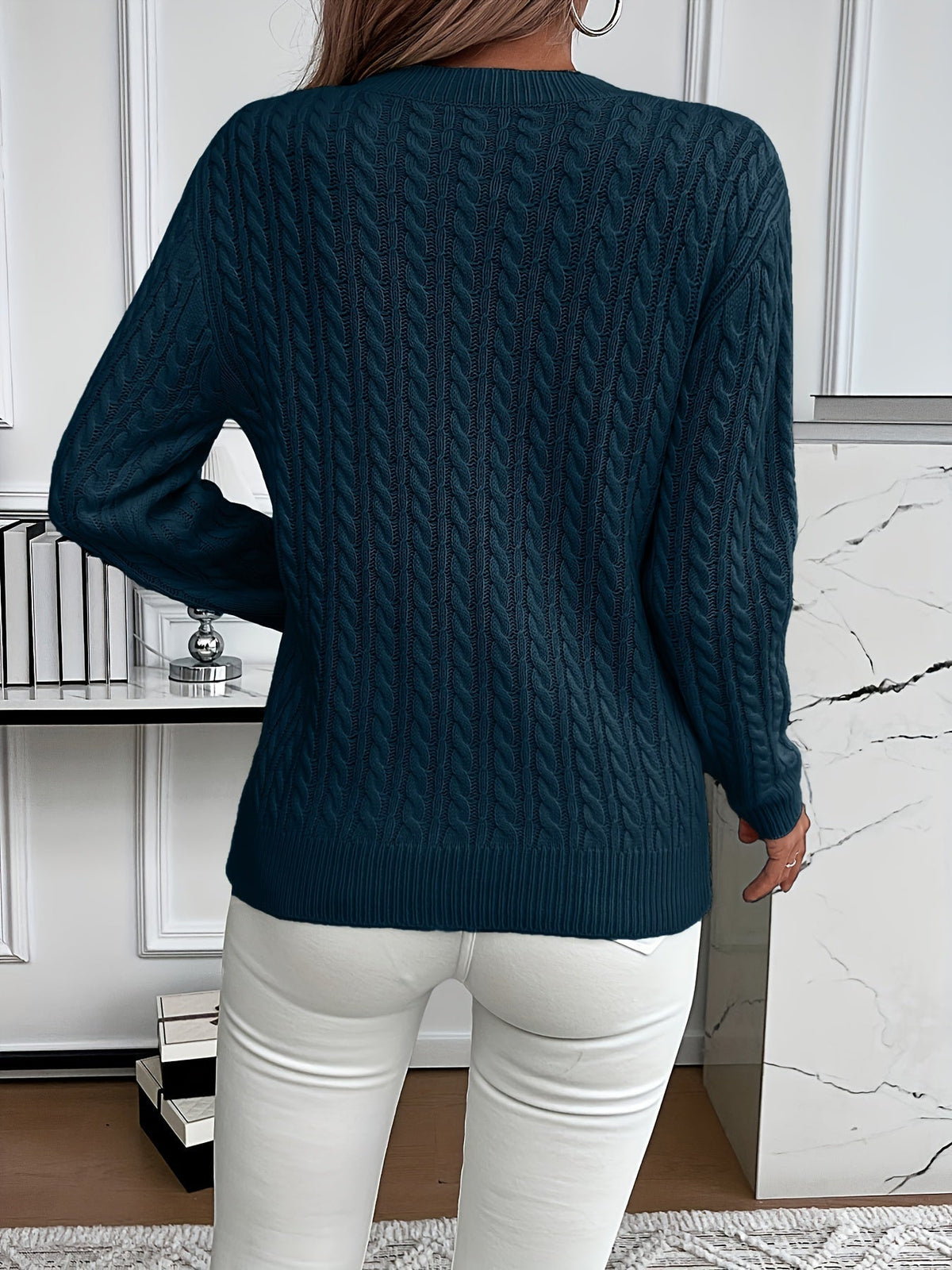 Pull torsadé encolure ronde, coloris bleu foncé, vue de dos