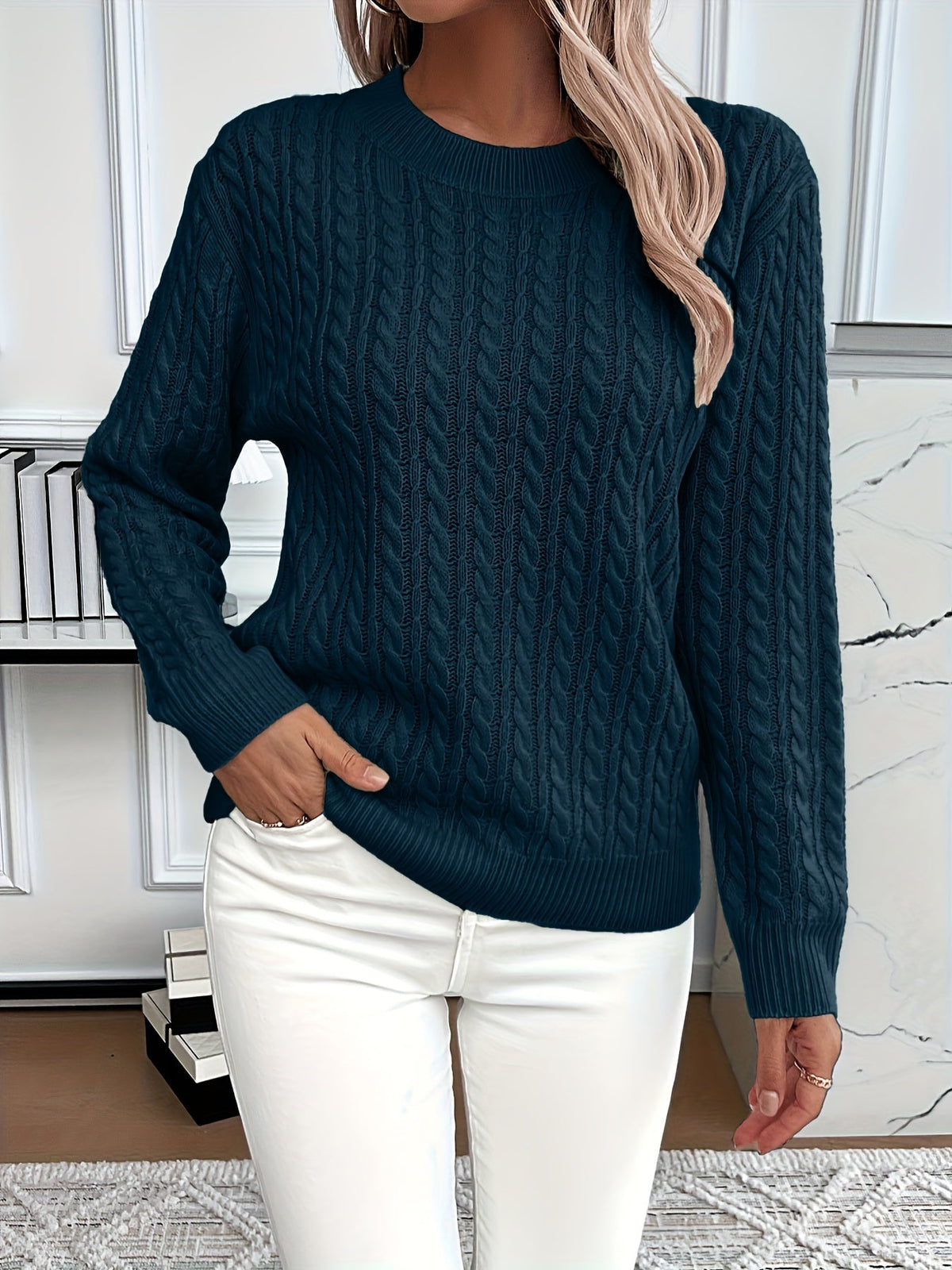 Pull torsadé encolure ronde, coloris bleu foncé, porté en tenue