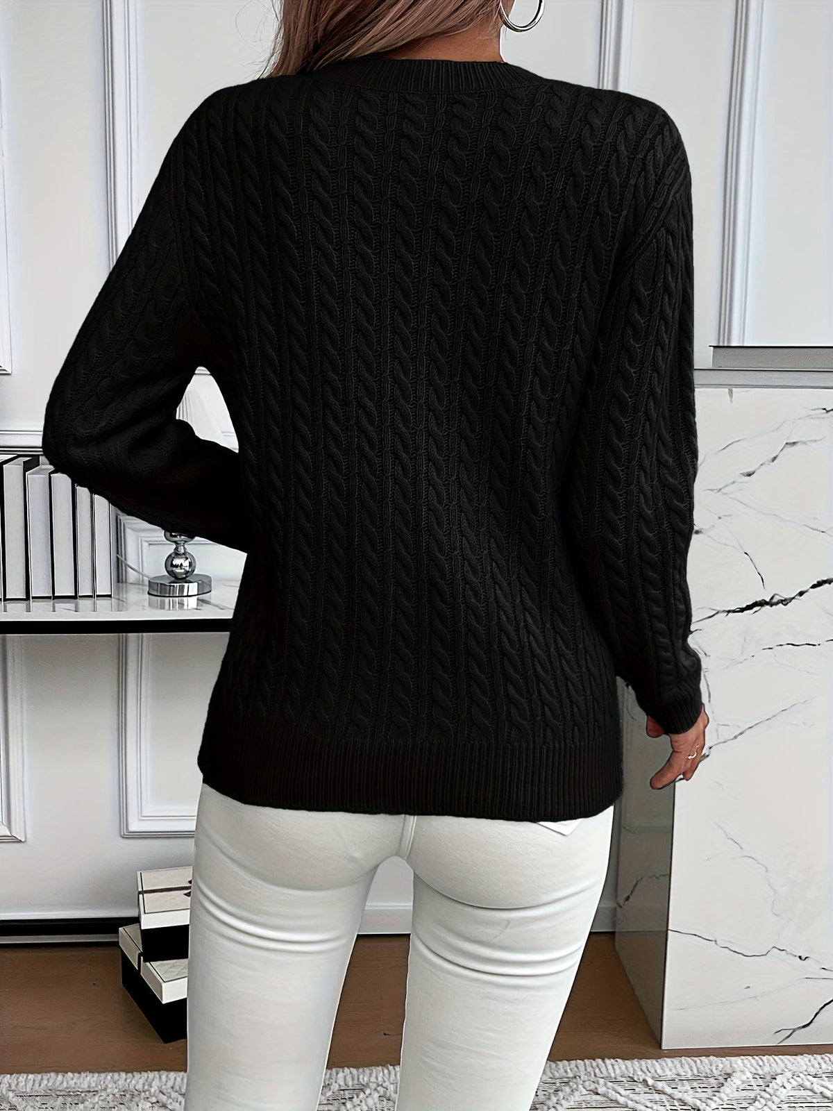 Pull torsadé encolure ronde, coloris noir, vue de dos