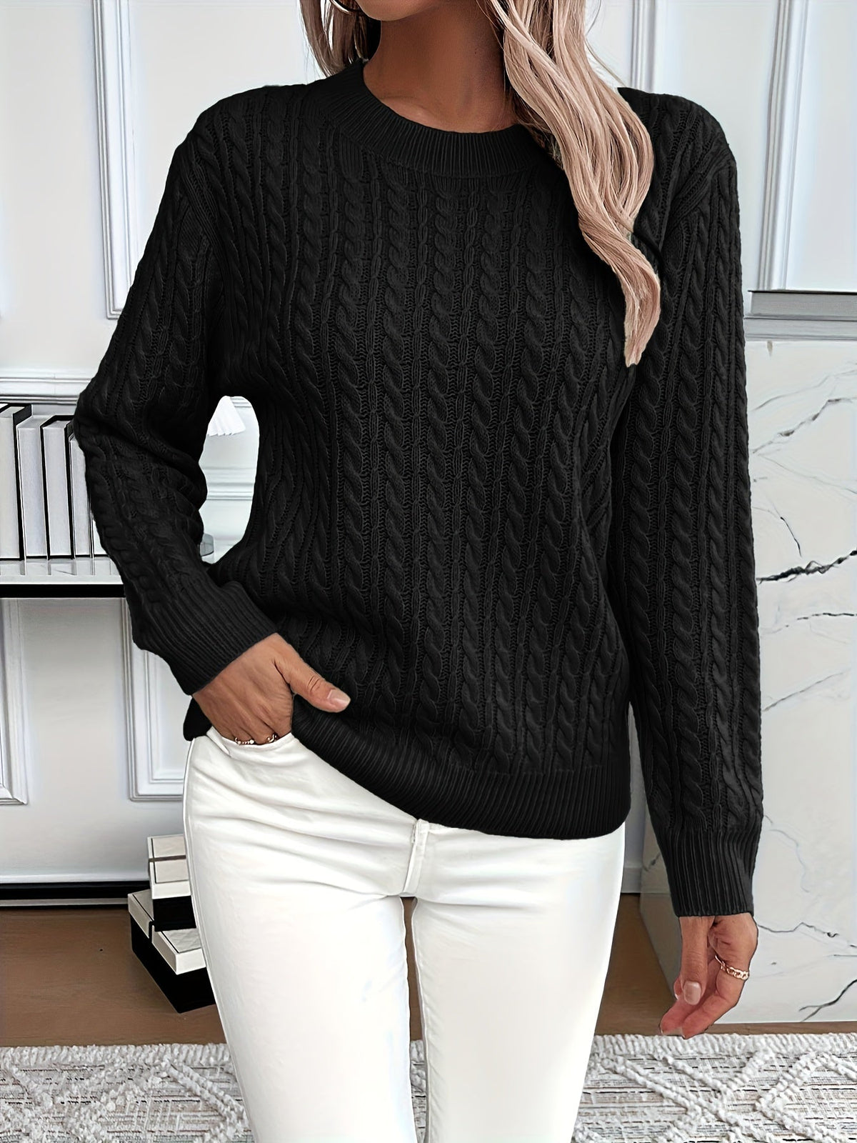Pull torsadé encolure ronde, coloris noir, porté en tenue
