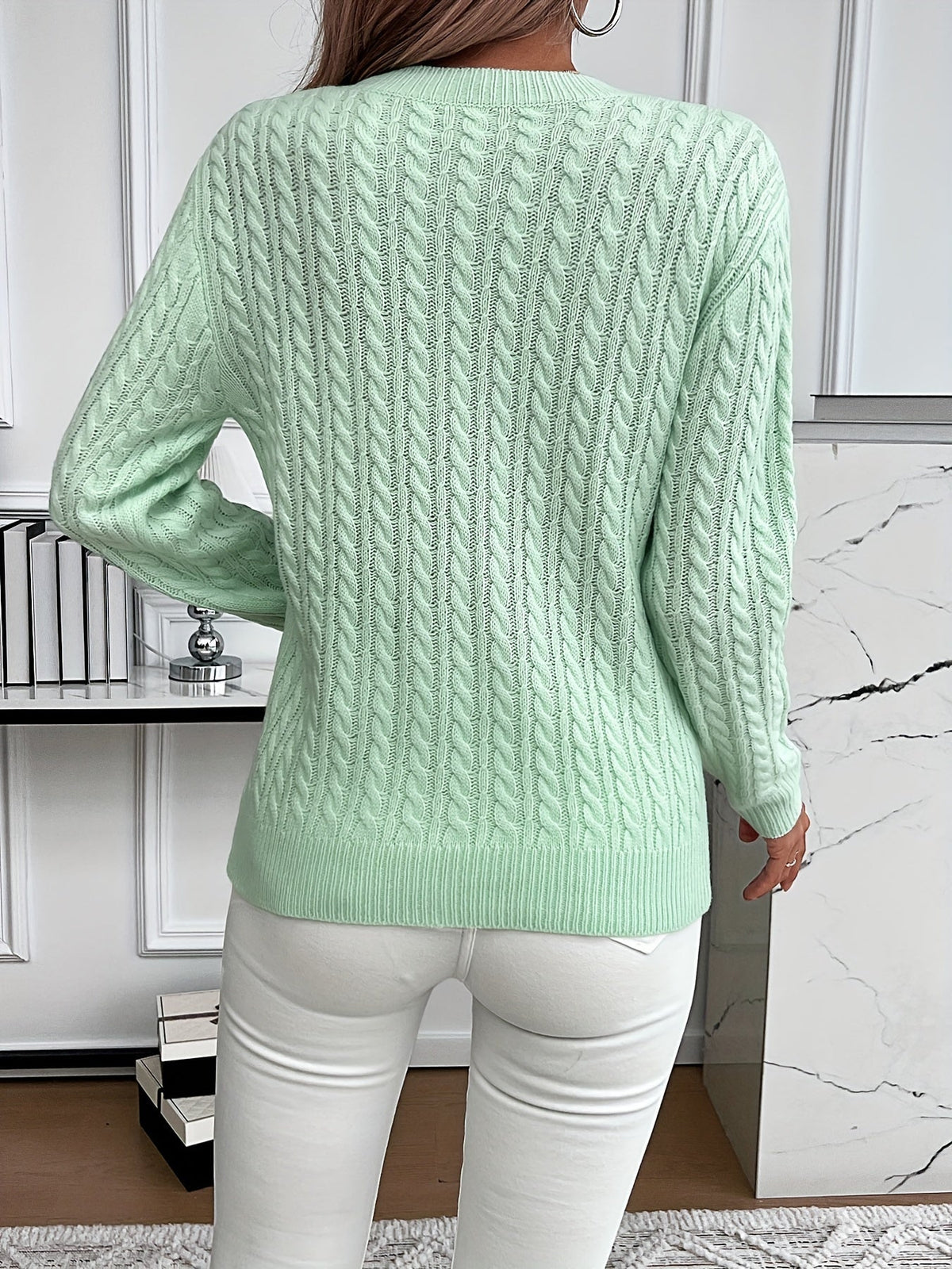 Pull torsadé encolure ronde, coloris vert clair, vue de dos