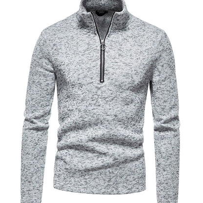 Pull en maille gris clair, zip court et col montant, de face