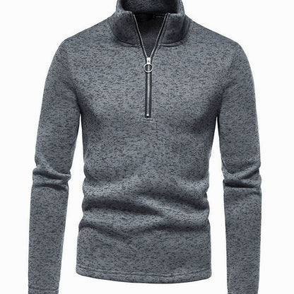 Pull en maille gris foncé, zip court et col montant, de face